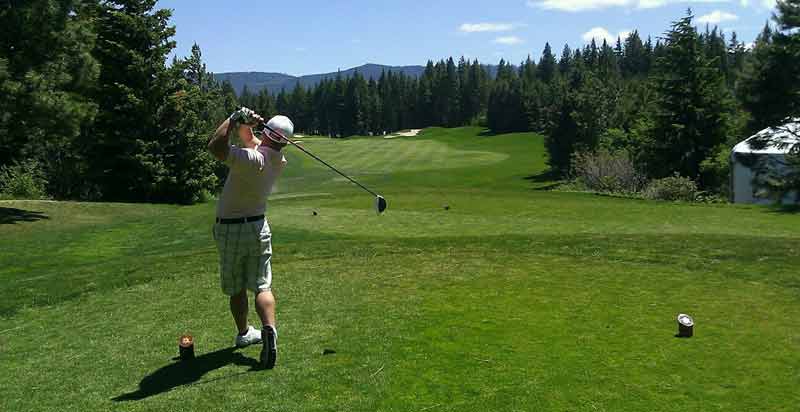 Wohin der Urlaub auch geht: FSME-Impfung nicht vergessen! 2 Ein Golfspieler beim Abschlag. (c) Pixabay.com