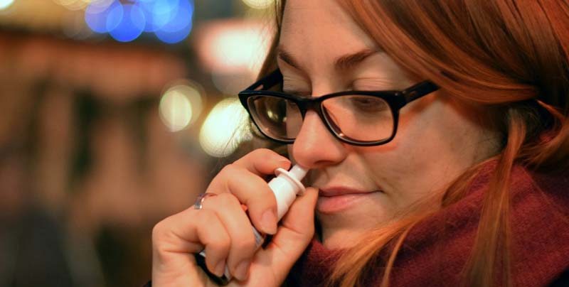 Heuschnupfen – was Allergiker gegen die blühende Natur tun können 3 Eine Frau, die einen Nasenspray verwendet. (c) Pixabay.com