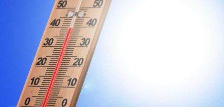 Ein Thermometer, das 40 Grad Celsius zeigt vor dem Hintergrund hellen Sonnenlichts. (c) Pixabay.com
