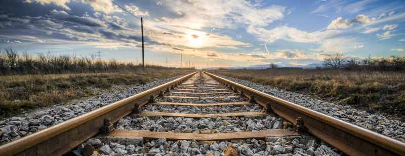 Eisenbahnschienen, die im Horizont enden. (c) Pixabay.com