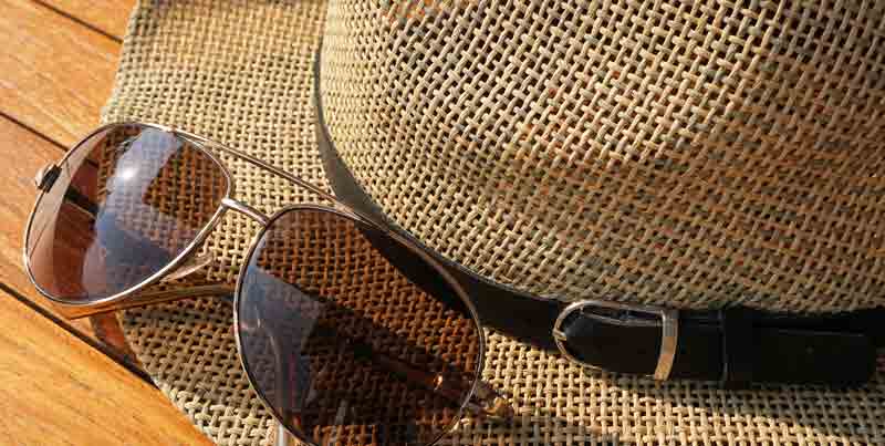 Wichtig als Schutz gegen Sonnenbrand bzw. zu viel UV-Strahlung: Sonnenhut UND Sonnenbrille. (c) Pixabay.com