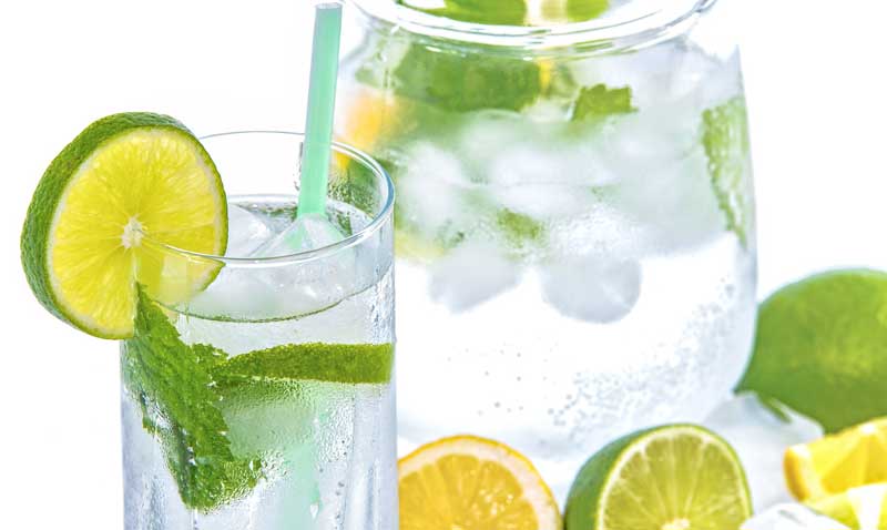 Gegen die extreme Hitze des Sommer hilft – auch – viel trinken. (c) Pixabay.com