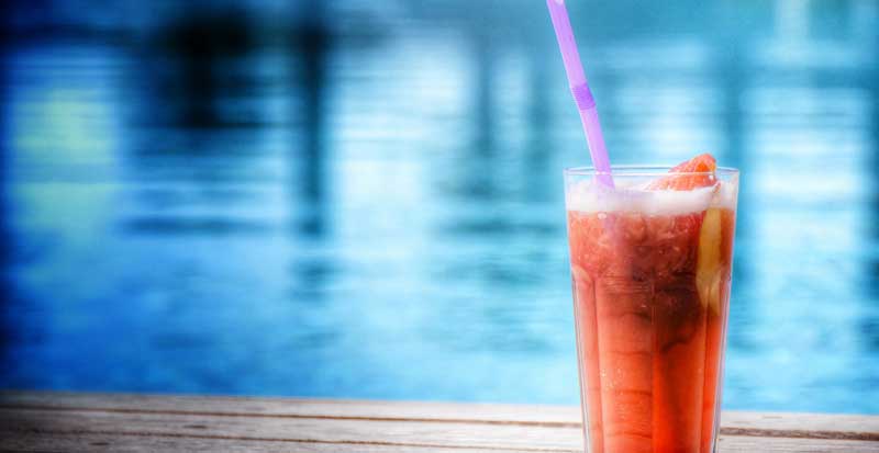 Ein Drink vor einem Pool. (c) Pixabay.com