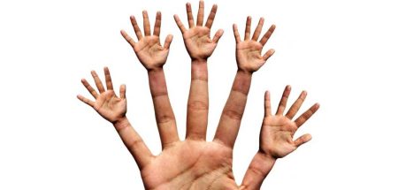 Bildmontage: Eine Hand, die auf jedem Finder nochmals eine Hand hat. (c) Pixabay.com