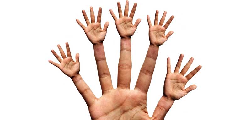 Bildmontage: Eine Hand, die auf jedem Finder nochmals eine Hand hat. (c) Pixabay.com