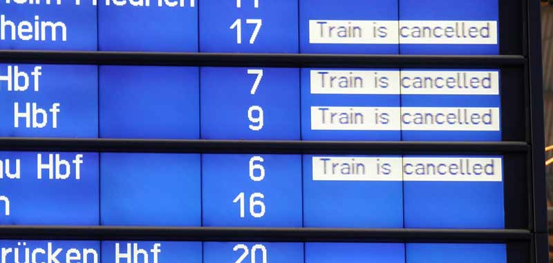 Anzeigetafel auf einem Bahnhof, dass Züge ausfallen. (c) Pixabay.com