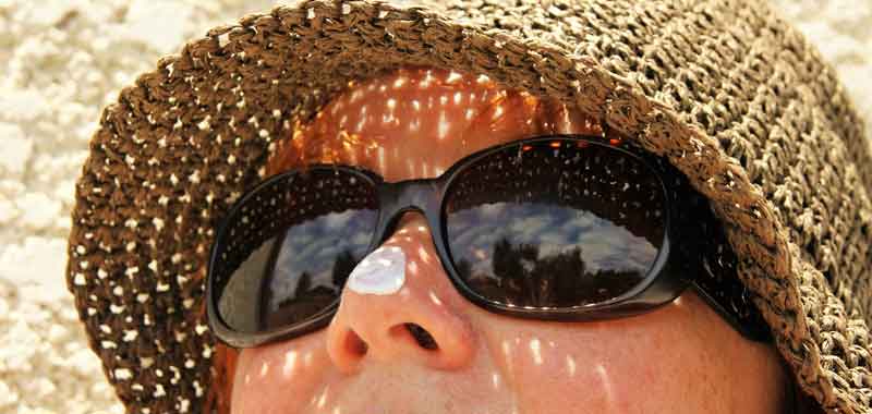 Erste Hilfe am Strand – was tun bei kleinen Wunden und Blessuren? 1 Am Strand unerlässlich: Sonnenbrille, Sonnenhut und Sonnencreme. (c) Pixabay.com