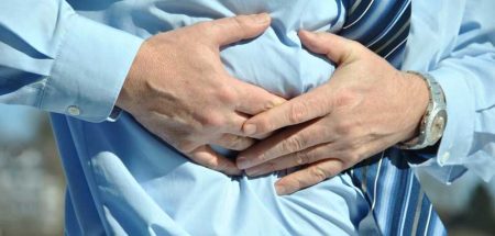 Zöliakie oder Glutenunverträglichkeit – was steckt dahinter? Ein Mann, der sich vor Schmerzen mit beiden Händen den Bauch hält. (c) Pixabay.com