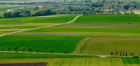 Landschaftsbild von oben, im Hintergrund eine Siedlung. (c) Pixabay.com