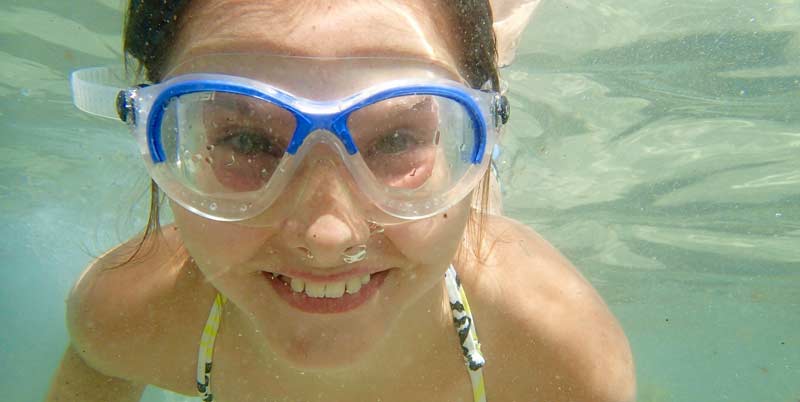 Ein Mädchen mit Taucherbrille unter Wasser. (c) Pixabay.com