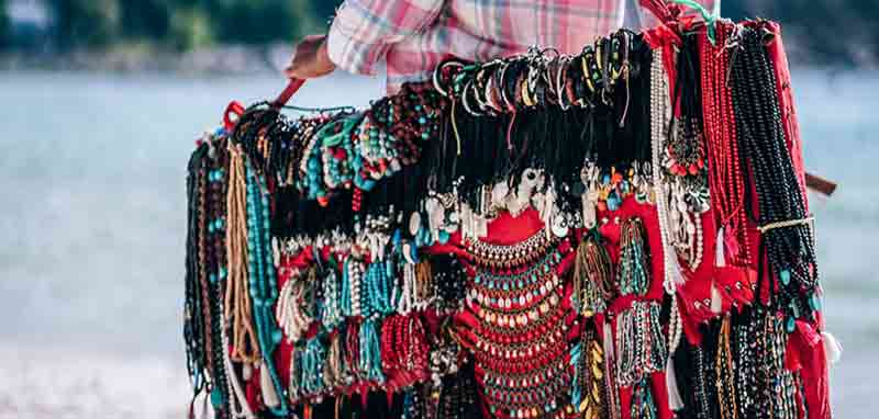 Eine Strandverkäuferin mit Souvenirs. (c) Pixabay.com