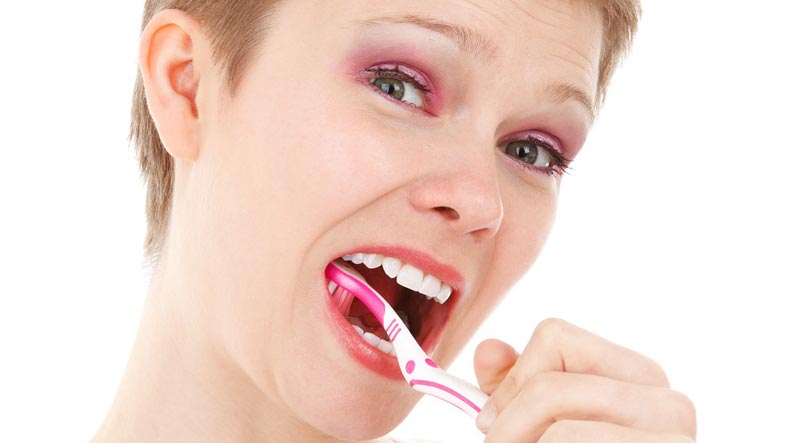 Auf die richtige Zahnpflege kommt es an: eine Frau beim Zähne Putzen. (c) Pixabay.com