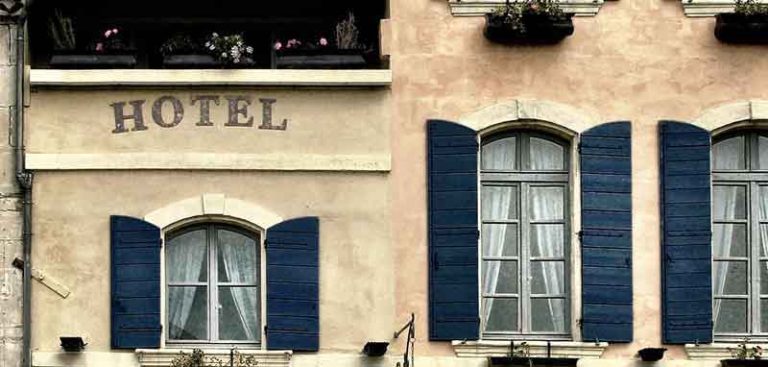 Hausfront eines kleinen alten Hotels. (c) Pixabay.com