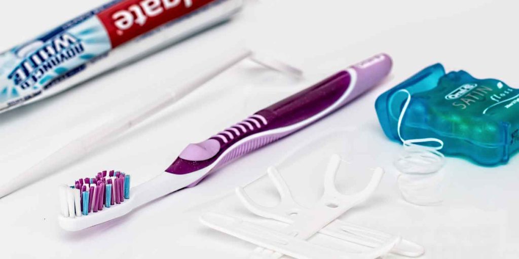 Produkte zur Zahnpflege: Zahnbürste, Zahnpaste, Zahnseide. (c) Pixabay.com