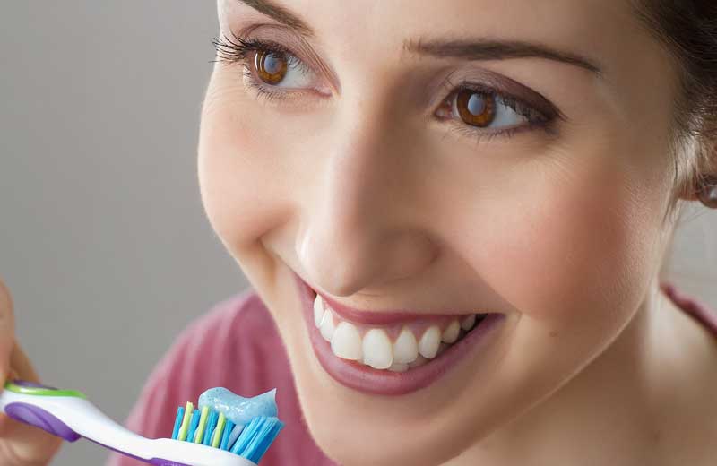 Eine Frau beim Zähne Putzen. (c) Pixabay.com
