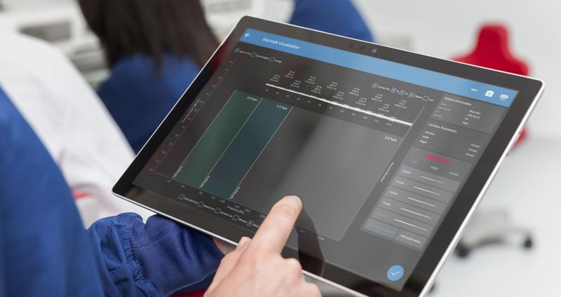 Jemand, der ein Tablet hält mit einem Screen einer bildgeführten Software zur Berechnung der idealen Elektrodenlänge für ein Cochlea-Implantat. (c) MED-EL