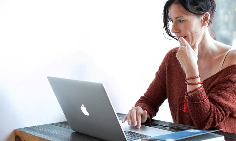 Online-Dating – eine Frau vor einem Laptop. (c) Pixabay.com
