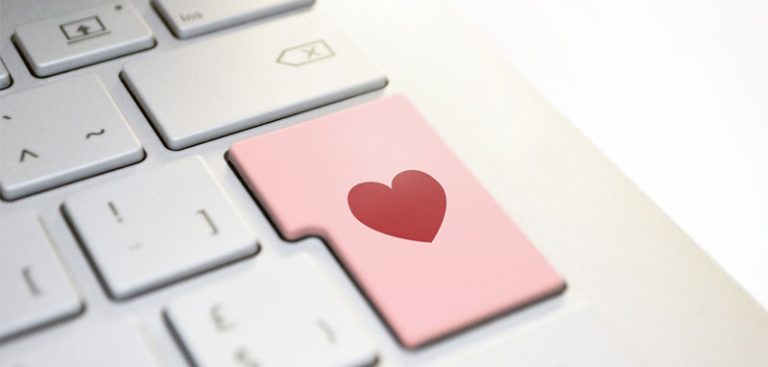 Ausschnitt einer Laptop-Tastatur mit rosa Entertaste mit einem Herz darauf. (c) Pixabay.com