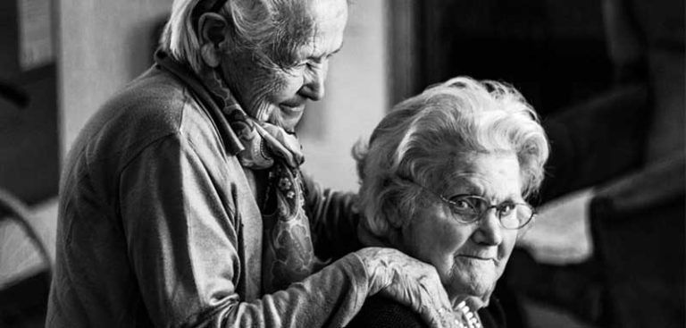 Zwei alte Frauen. (c) Pixabay.com