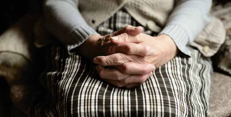 Die Weichen für eine Pflegereform müssen jetzt gestellt werden 1 Die Hände einer alten Frau, Stichwort Pflegereform. (c) Pixabay.com