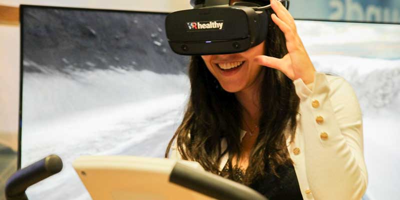 VRhealthy – eine Frau probiert die VR-Brille aus. (c) Ordensklinikum Linz