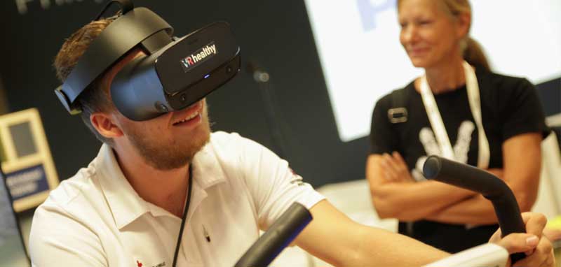 Ein Mann mit einer VR-Brille auf einem Ergometer. (c) Ordensklinikum Linz