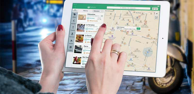 Die Hände einer Frau mit einem Tablet beim Suchen einer Destination via Google Maps, Stichwort WLAN. (c) Pixabay.com