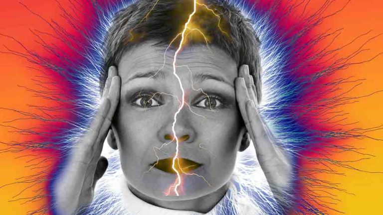 Grafik: das Gesicht einer Frau, die sich mit beiden Hände die Schläfen hält, mit einem Blitz als Zeichen für Kopfschmerzen. (c) Pixabay.com
