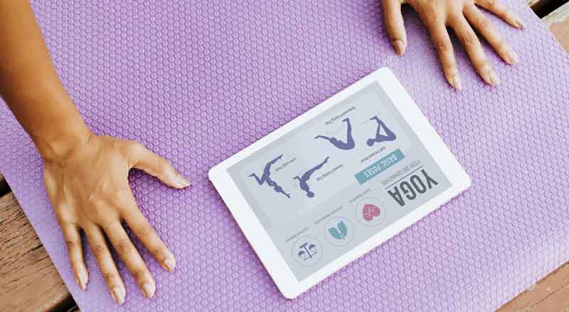 Yoga Übungen auf einem Tablet. (c) Pixabay.com