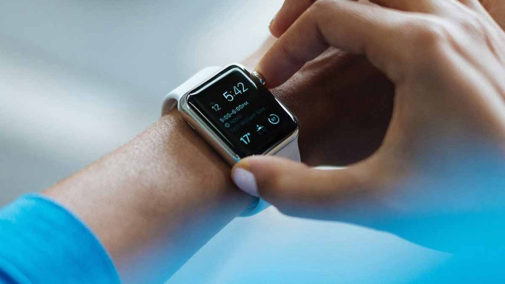 Jemand, der auf seiner Smart-Watch herum drückt. (c) Pixabay.com