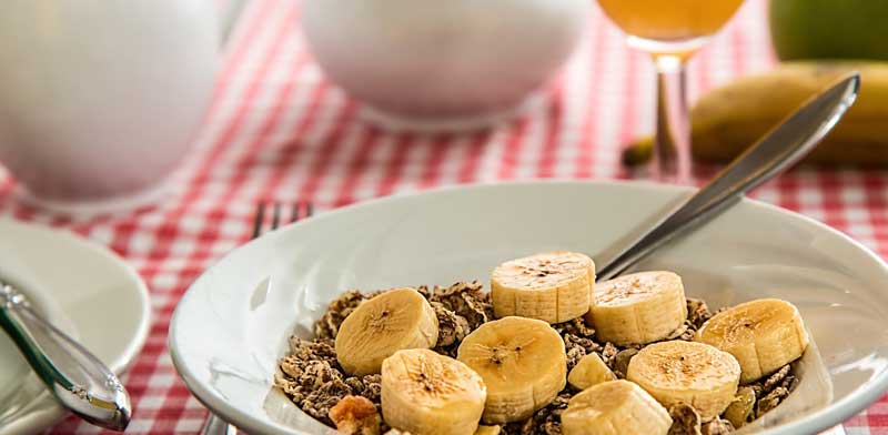 Ein Teller mit Müsli und Bananenstücken. (c) Pixabay.com