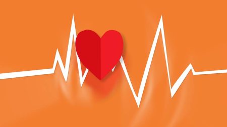 EKG-Linien mit einem roten Herz darüber. (c) Pixabay.com