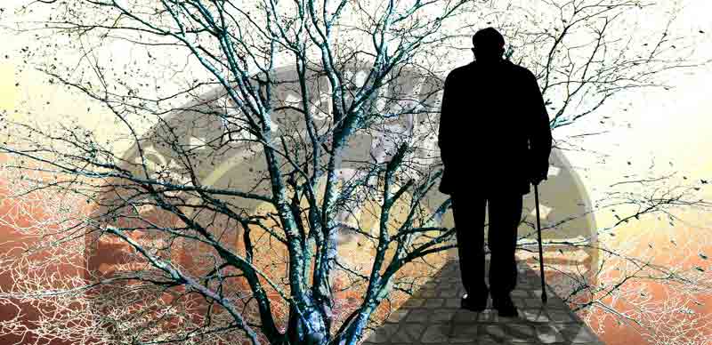 Bildcollage: Silhouette eines Mannes mit Gehstock von hinten, daneben ein Baum ohne Blätter und im Hintergrund das Ziffernblatt einer Uhr. (c) Pixabay.com