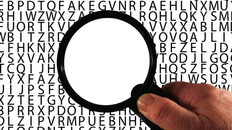 Eine Hand hält eine Lupe auf Buchstaben, durch die man nur weiß sieht. (c) Pixabay.com