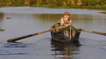 Ein alter Mann in einem Ruderboot auf einem See. (c) Pixabay.com