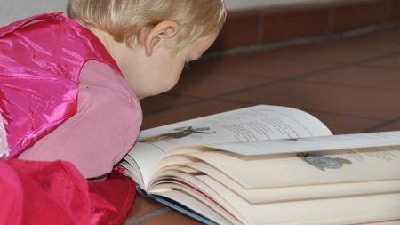 Neugier – das Verlangen, Neues zu entdecken im EU-Vergleich Ein kleines Kind neugierig über ein Buch gebeugt. (c) Pixabay.com