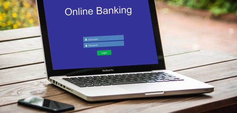Ein Laptop mit einem Onlinebanking-Screen mit Username und Passwort zum Eingeben. (c) Pixabay.com