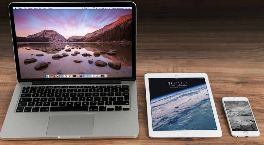 Ein MacBook, iPad und iPhone nebeneinander auf einem Tisch, Stichwort Cross-Border-Shopping. (c) Pixabay.com