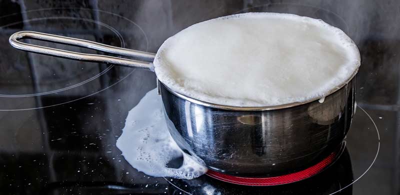 Demenz – erste Anzeichen, Früherkennung und Risikofaktoren 2 Ein Topf mit übergehender Milch auf einem Herd. (c) Pixabay.com