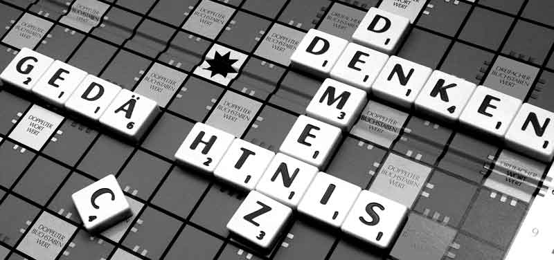 Scrabble mit den Worten Demenz, Denken und Gedächtnis, wobei bei letzterem das C verrückt ist. (c) Pixabay.com