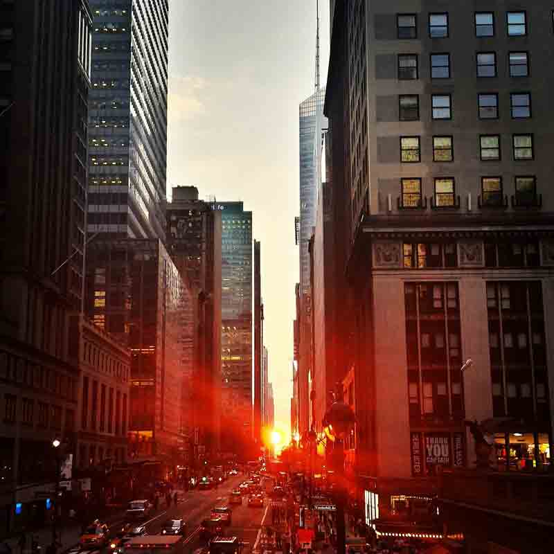 ESTA-Registrierung bei Reisen in die USA: schnell und unkompliziert 1 Häuserschlucht in New York mit untergehender Sonne im Hintergrund. Um das sehen zu können, bracht man eine ESTA-Registrierung. (c) Pixabay.com
