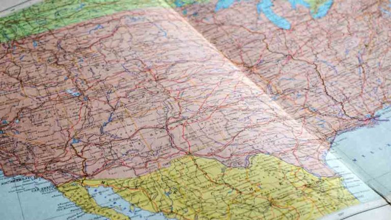 Offener Atlas mit Karte der USA. (c) Pixabay.com
