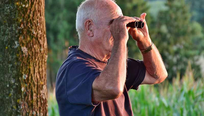 Ein älterer Mann in der Natur mit einem Fernglas. (c) Pixabay.com 