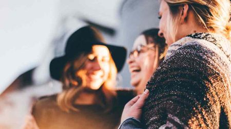 Freunde – warum sie so wichtig für uns sind und wie wir neue finden Drei Frauen stehen zusammen und lachen. (c) Pixabay.com