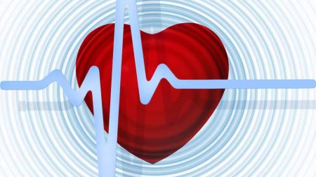 Herzinsuffizienz: neue Studiendaten zu Therapie und Prävention Grafik: ein rotes Herz, darüber hellblaue Linien der Schlagfrequenz. (c) Pixabay.com