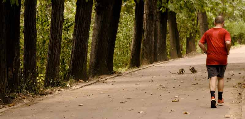 Ein Läufer beim Joggen in einem Park. (c) Pixabay.com