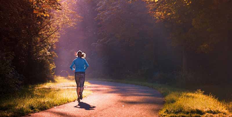 Eine Läuferin beim Joggen. (c) Pixabay.com