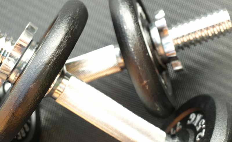 Krafttraining – 'nur' monotones Gewichte Stemmen oder doch mehr? 1 Zwei Kurzhantelstangen für individuelles Krafttraining. (c) Pixabay.com
