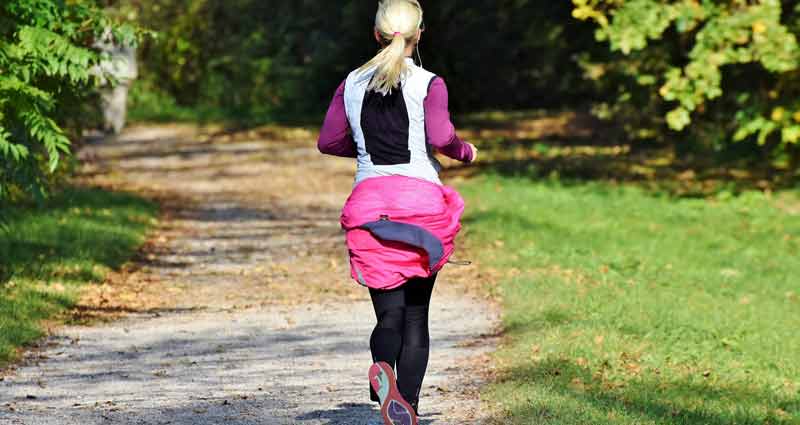 Krafttraining – 'nur' monotones Gewichte Stemmen oder doch mehr? 2 Eine Joggerin beim Laufen von hinten. (c) Pixabay.com