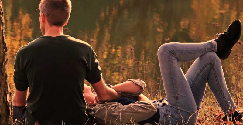 Denn es ist nie zu spät, den «richtigen» Partner fürs Leben zu finden 1 Ein Paar in der Herbstsonne. Er sitz, sie liegt mit dem Kopf auf seinem Fuß – die richtigen Partner haben sich gefunden. (c) Pixabay.com